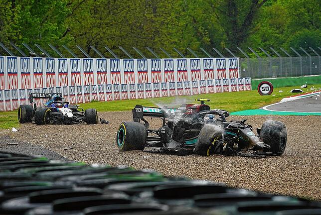 Valtteri Bottas (rechts) und George Russell sitzen nach dem Unfall in Imola noch in ihren zerstörten Fahrzeugen.