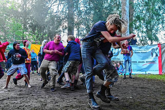Vor der Bühne tanzten die Besucher Pogo. Dabei tanzen die Teilnehmer unkoordiniert umher und rempeln sich absichtlich an.