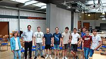 Lehrerin Susanne Schlemmer, der Abgeordnete Andreas Jung und die Schüler Samuel Schramm, Maximilian Radloff, Lukas Moser, Oskar ...