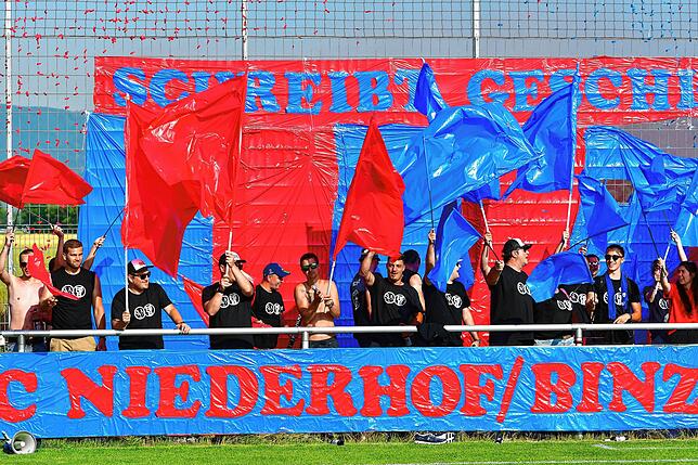 Bild 9: SV Niederhof steigt nach 3:2-Sieg bei der SG Ebnet in die Verbandsliga auf &ndash; und wir haben Bilder!