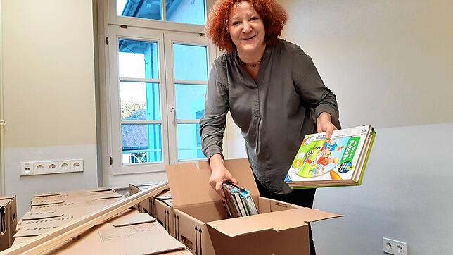 Ein Teil der Bücher ist bereits in der Stadtbibliothek, Kulturamtsleiterin Kerstin Simon öffnet für das Foto einen Umzugskarton.