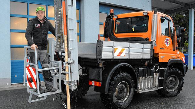 Mittlerweile werden die Schneezieler maschinell eingeschlagen, wie der Höchenschwander Bauhofmitarbeiter Matthias Fehrenbacher ...