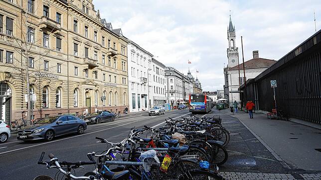 Schön ist anders, deshalb: Endlich wird der Bahnhofplatz umgebaut. Aber nicht alle Konstanzer sind glücklich über die Planung.