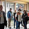 Bürgermeister Thomas Schäuble (links) führt Besuchern beim Rundgang durch das gesamte Haus.