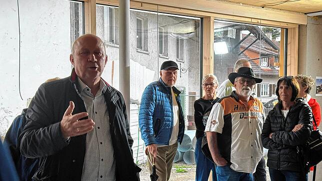 Bürgermeister Thomas Schäuble (links) führt Besuchern beim Rundgang durch das gesamte Haus.