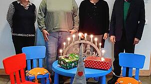 Sie alle freuen sich auf diese Weihnachtswunsch-Aktion für Kinder in Küssaberg (von links): Birgit Ebi (Bürgerservice Rathaus), Cybil ...