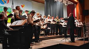 Der Männergesangverein Grießen zeigt sich mit Schiebermützen und Hosenträgern im Stil der 20er-Jahre. Am Klavier begleitet Reinhard Süß ...