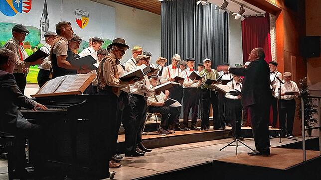 Der Männergesangverein Grießen zeigt sich mit Schiebermützen und Hosenträgern im Stil der 20er-Jahre. Am Klavier begleitet Reinhard Süß ...