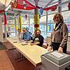 Die Wahlhelfer in der fasnächtlich geschmückten Festhalle Schwörstadt im Ladkreis Lörrach. An der Wahlurne Bürgermeisterstellvertreterin ...