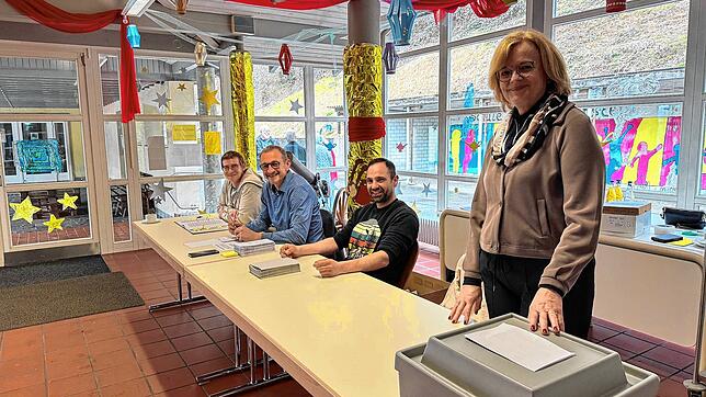 Die Wahlhelfer in der fasnächtlich geschmückten Festhalle Schwörstadt im Ladkreis Lörrach. An der Wahlurne Bürgermeisterstellvertreterin ...