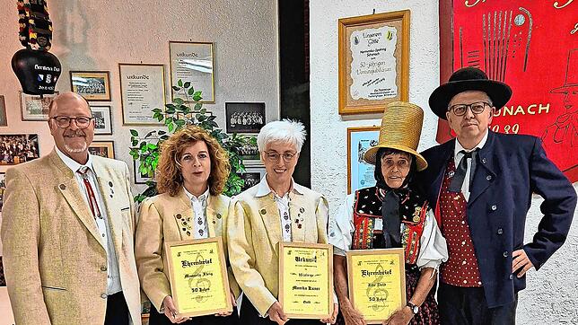 Die Geehrten mit den beiden Vorsitzenden (von links): stellvertretender Vorsitzender Frank Klausmann, Manuela Fleig (50 Jahre), Monika ...