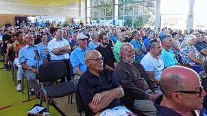 Volles Haus bei der Infoveranstaltung der Deutschen Bahn zur Elektrifizierung in der Flößerhalle Wallbach am 17. Juli 2025.