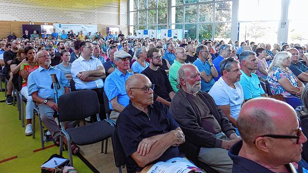Volles Haus bei der Infoveranstaltung der Deutschen Bahn zur Elektrifizierung in der Flößerhalle Wallbach am 17. Juli 2025.
