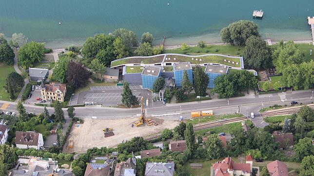 Seit Beginn der zweiten Juniwoche sind die Bauarbeiten für das künftige Parkhaus Bodenseetherme der Stadtwerke Überlingen&nbsp;GmbH ...