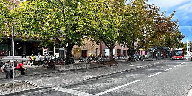 Am Zähringerplatz ist immer viel los. Tagsüber gehen die Menschen dort einkaufen oder nutzen den Platz zum Umsteigen in die Busse.