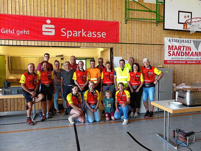 Das Team der Mitwirkenden des Sci-Clubs, das in der Rotmooshalle am Sonntag vor Ort war, freut sich über den 32. MTB-Tag mit 16. Walk ...