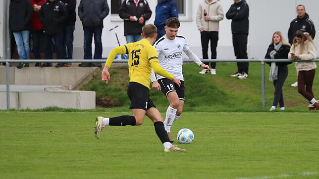 Der SV Denkingen (weißes Trikot) spielt zuhause gegen Bodman-Ludwigshafen, der FC Öhningen-Gaienhofen ist gegen den SV Allensbach gefordert.