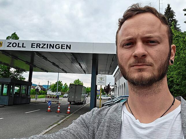 Gähnende Leere herrscht am Donnerstag auch an der Grenze in Erzingen, wie SÜDKURIER-Reporter Nico Talenta beobachtet.