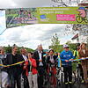 Jetzt ist der Radweg offiziell eröffnet. Mit dabei waren (von links) Ulrike Riederer (verdeckt), Angelika Haberstroh, Roland Mayer ...