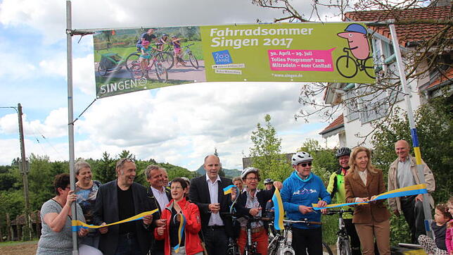 Jetzt ist der Radweg offiziell eröffnet. Mit dabei waren (von links) Ulrike Riederer (verdeckt), Angelika Haberstroh, Roland Mayer ...