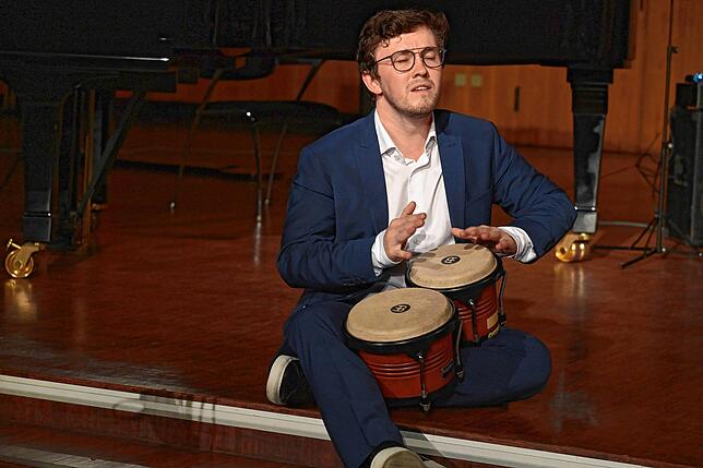 Nicht nur am Klavier zeigt sich die meisterliche Qualität von Frank Dupree. Rhythmus mit Bongos kann er auch.