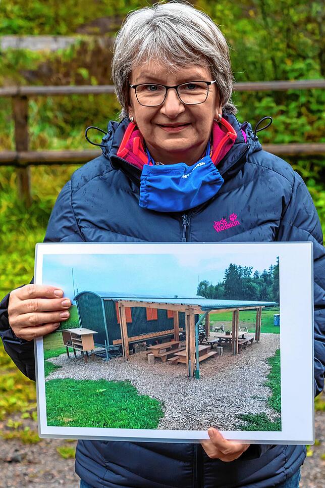 Hauptamtsleiterin Ruth Stoll-Baumgartner hat ein Foto vom Waldkindergarten Lottstetten mitgebracht.