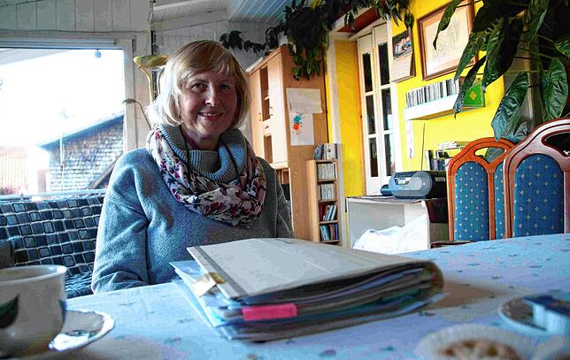 In ihrer Mappe hat Inge Fischer zahlreiche Berichte über den Pflegeberuf gesammelt.