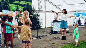Beim Fest zur Feier des 20-jährigen Bestehens des Vereins „Konzerte für und mit Kindern“: Die in Bernau geborene und aufgewachsene ...