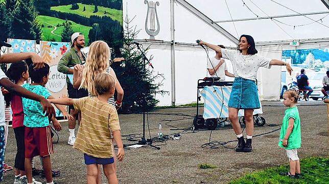 Beim Fest zur Feier des 20-jährigen Bestehens des Vereins „Konzerte für und mit Kindern“: Die in Bernau geborene und aufgewachsene ...