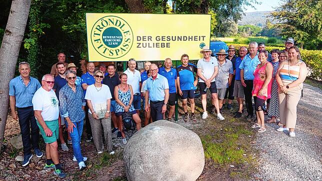 Bei der Eröffnung des neuen Bewegungsparcours in Rheinheim dabei sind (vorn, von links): Christian Burkhard, (Landespflege), Matthias ...