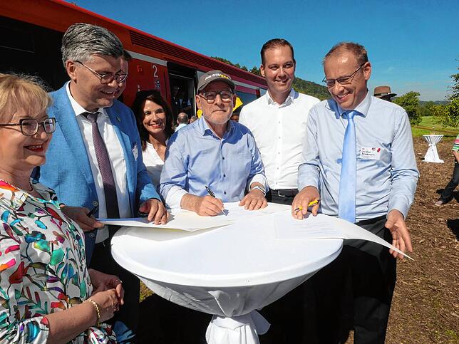 Höhepunkt war neben dem Spatenstich die Unterzeichnung eines „Letter of Intent“, der sich zur vollumfänglichen Reaktivierung der ...