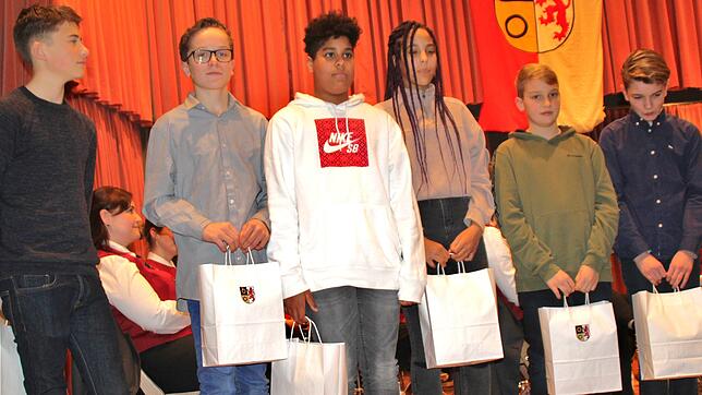 Jungen Sportler aus dem Wassersportverein wurden auf der Bühne für ihre Leistungen geehrt.