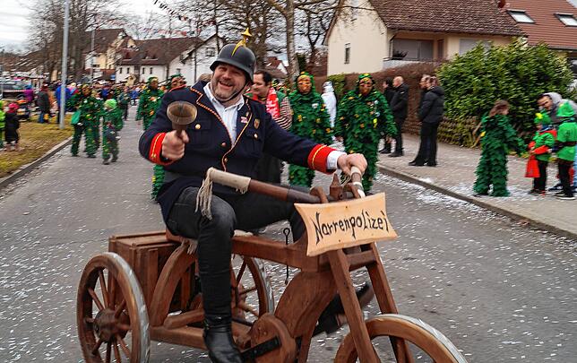 Die Narrenpolizei ist umweltfreundlich per Rad unterwegs.