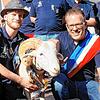 Dreiergespann: Der frisch ernannte Bockgötti Andreas Maier (rechts) und Jonathan Möller, zweiter Ladenmeister der Junggesellen, werden ...