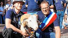 Dreiergespann: Der frisch ernannte Bockgötti Andreas Maier (rechts) und Jonathan Möller, zweiter Ladenmeister der Junggesellen, werden ...