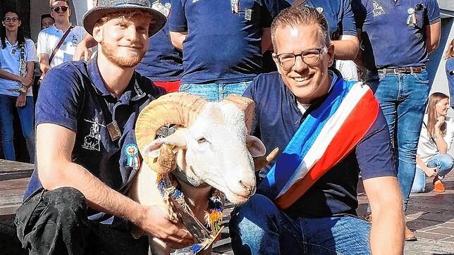 Dreiergespann: Der frisch ernannte Bockgötti Andreas Maier (rechts) und Jonathan Möller, zweiter Ladenmeister der Junggesellen, werden ...