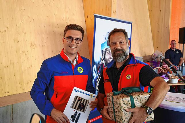 Adrian Probst (Landesvorsitzender Bergwacht, links) überreicht Oliver Bieber (Vorsitzender der Ortsgruppe Hochschwarzwald Bergwacht ...