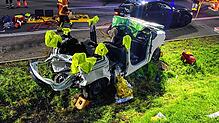 So sah das Autowrack aus, nachdem Feuerwehrleute die beiden eingeklemmten Insassen befreit hatten.