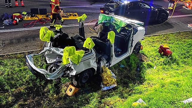 So sah das Autowrack aus, nachdem Feuerwehrleute die beiden eingeklemmten Insassen befreit hatten.