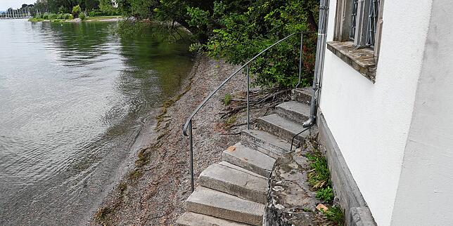 Die Treppe des Badehäuschen am Uferweg in Konstanz kann wieder begangen werden. Auch das Ufer ist wieder zu sehen.
