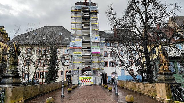 Die Arbeiten am Oberen Tor in Waldshut hätten vor Weihnachten 2025 abgeschlossen sein sollen. Wegen des schlechten Wetters verzögern ...