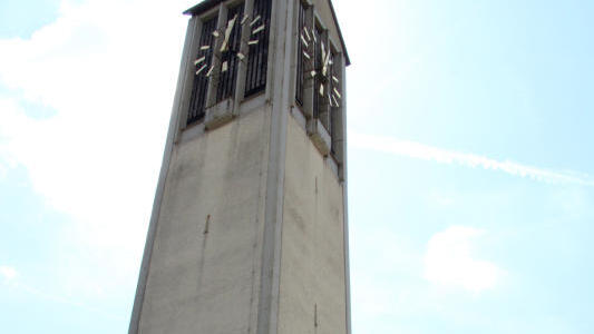 Der Pfarrgemeinderatsvorsitzende Ekkehard Faller (links) und Pfarrer Karlheinz Brandl stehen vor dem Turm der St. Andreaskirche in ...
