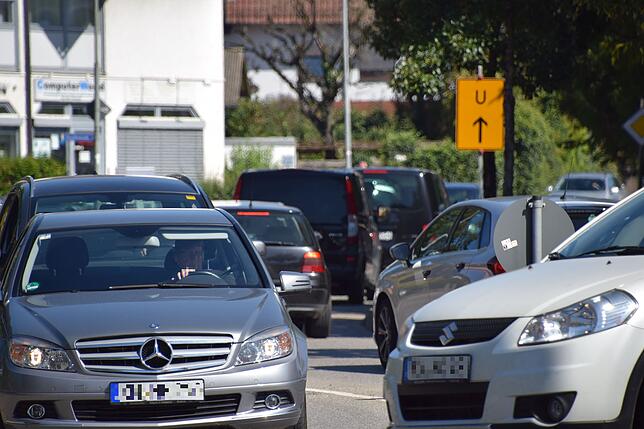 Stockender Verkehr und Stau gibt es immer wieder am Linde-Kreisel, in dem das Fahrzeug rechts fährt. Blickrichtung nach hinten ist die ...