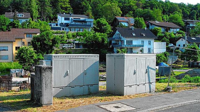 Bei der geplanten Breitbanderschließung der Stadt Aach soll jedes Haus und jeder Gewerbebetrieb mittels Glasfaser kostenlos ans deutsche ...