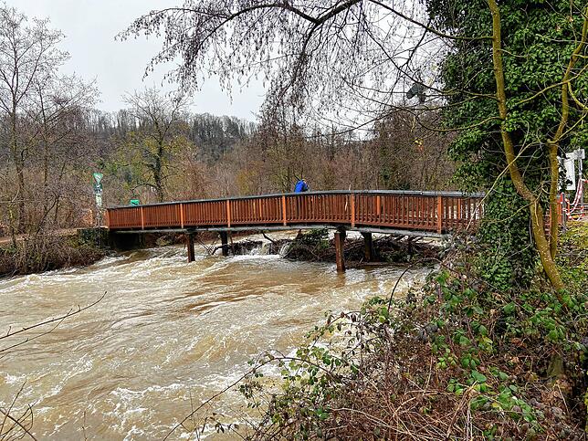 Baumstämme, Äste und anderes Treibgut verstopften unter der Brücke den Durchlass und sorgten für ein gefährliches Anstauen des Wassers.