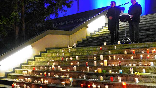 Kerzen auf der Rielasinger Kirchentreppe brennen als Zeichen: Willi Waibel (rechts) und Bürgermeister Ralf Baumert verurteilen den ...