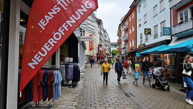 Zu wenig Läden, zu wenig Auswahl: Die Friedrichshafener Innenstadt steht oft in der Kritik. Doch ein Stadtbummel zeigt: es passiert viel.
