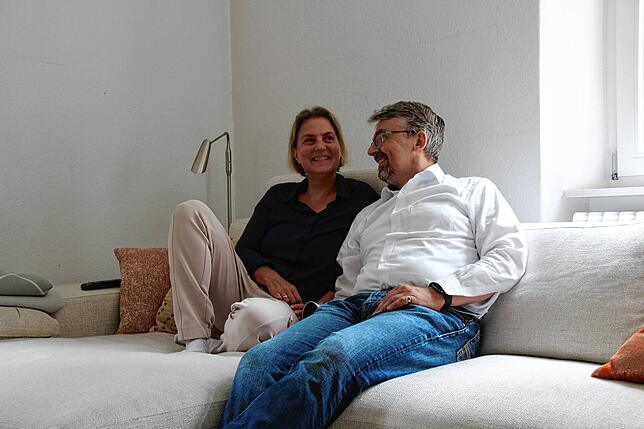 Hier tankt der OB-Kandidat Kraft: Martin Gruner mit seiner Frau Iris Dörffeldt auf dem Sofa im heimischen Wohnzimmer.