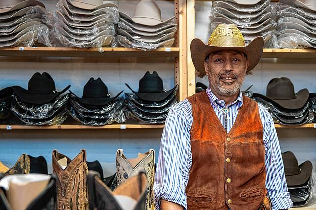 Carlos Guadarrama verkauft Cowboystiefel und Hüte aus Mexiko.