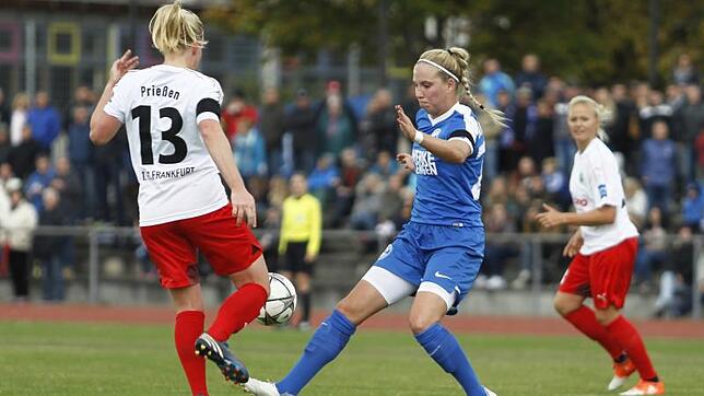 Gut verkauft haben sich die Fußballerinnen des Hegauer FV (in der Mitte Tabea Griß) gegen den großen Favoriten 1. FFC Frankfurt (links ...